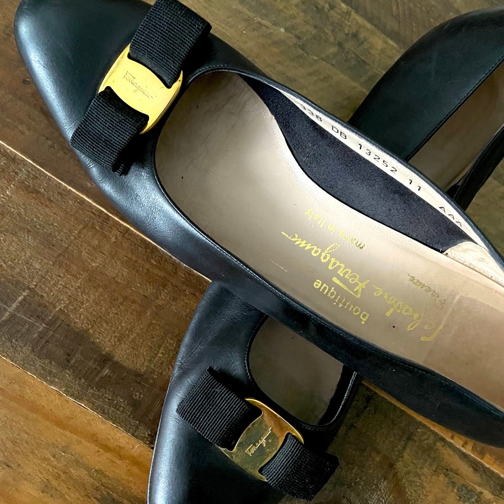 Salvatore ferragamo black 70 vintage pumps